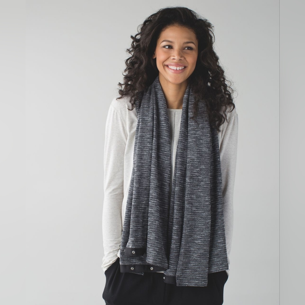 Lululemon Vinyasa Scarf in Coco Pique Black White, EUC